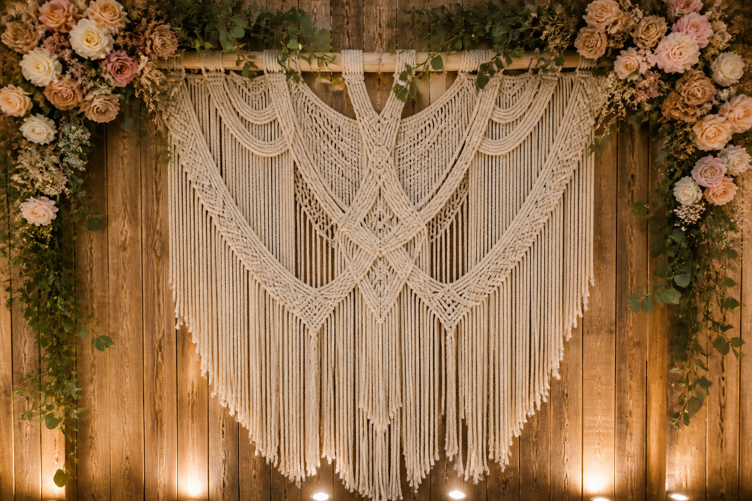 Le fond de scène en macramé ou en bois patiné