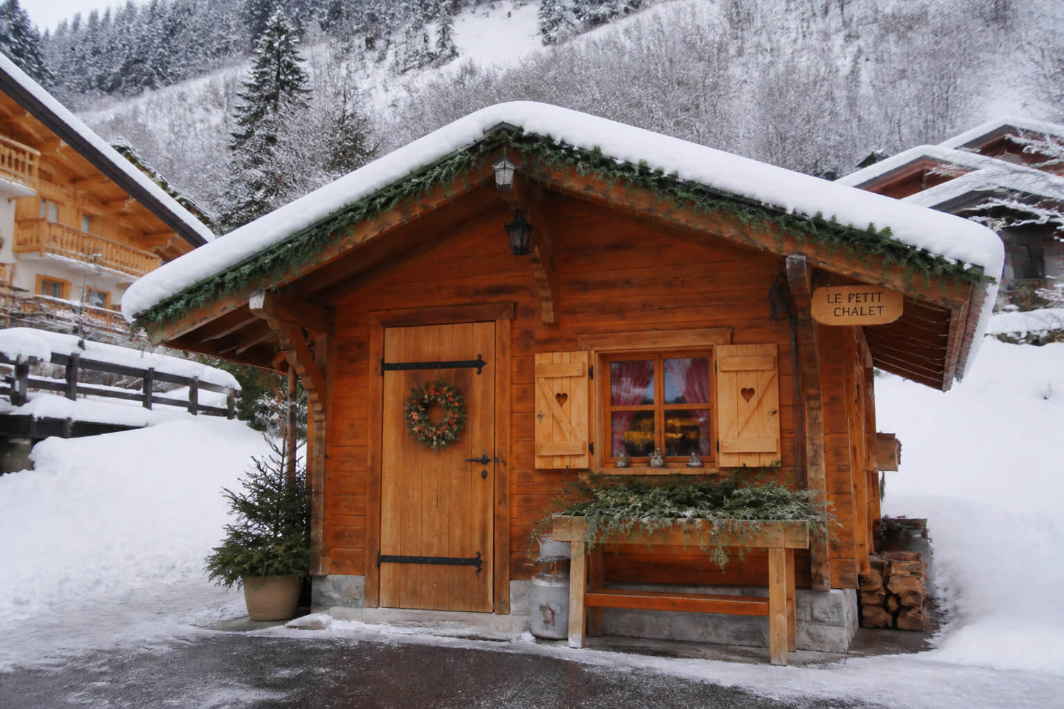 Le village de Noël immersif avec ses chalets gourmands